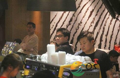 霍启刚抱儿子买餐 原来全世界的爸爸都是一样的