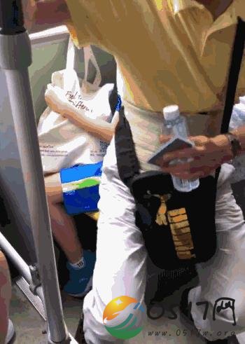老人威胁男童让座 或许老人认为让座是理所当然的