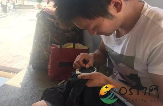 小伙靠缝补衣服买房 他是如何做到的