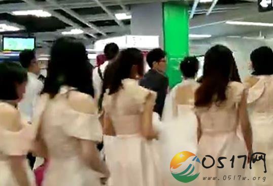 新娘乘地铁当婚车 经济实惠还上档次