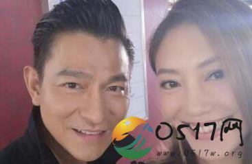 刘德华合影应采儿 两人合照的地点似乎是在地铁站