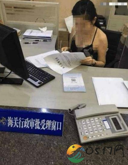 海关人员穿吊带裙工作被拍 公务人员可以这么穿吗