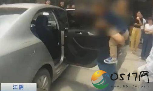 孩子闷车内母亲拒砸窗 难道车窗比孩子更重要吗