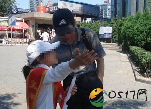 男子买饮料感谢女孩指路遭殴 女孩为何没能及时站出来解释情况