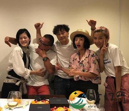 陈奕迅与妻友庆生 一群人都特别开心
