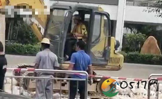 外卖小哥帮开挖掘机曝光 小哥会开挖掘机为何要去送外卖