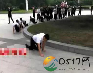 火锅店员工爬行引关注 难道是火锅店员工在作秀吗