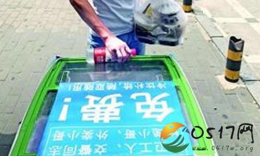 北京街头爱心冰箱现身 有需要的人可以自取