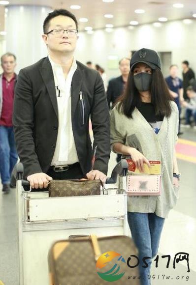 姚笛深夜会男友 两人看起来很甜蜜的样子