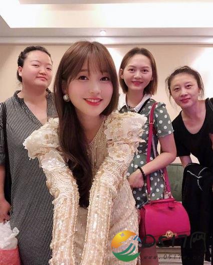 金莎晒自拍照 照片中的金沙依旧像少女一样