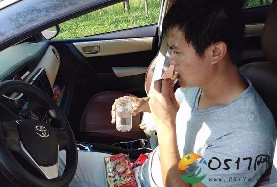 女童患罕见病将越丑 父亲为了给孩子治病努力赚钱