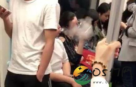女子地铁车厢吸电子烟 乘客纸质女子行为引发争议