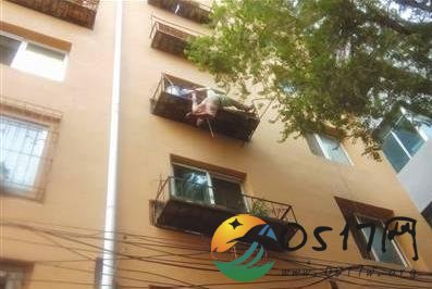 男子跳楼悬挂四楼花台 花台和民警救了男子一命