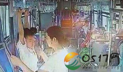 男童公交上练吊环 司机好心提制止却被投诉
