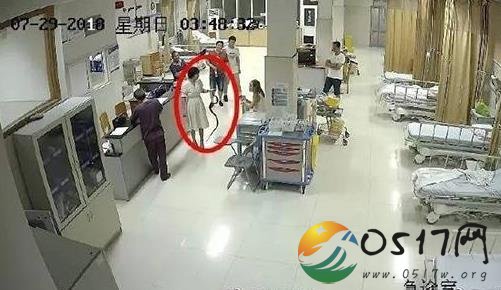 女汉子抓活蛇看急诊 看着就觉得恐怖