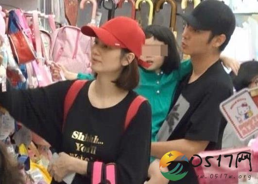 张丹峰一家现身 似乎不受绯闻影响依旧幸福
