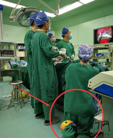 护士腿部跪出青紫