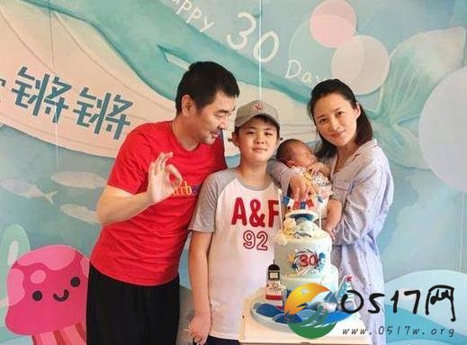 陈建斌写诗庆满月 诗中透露出满满的爱意