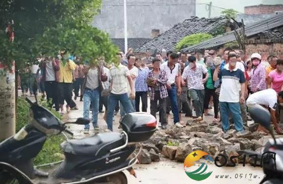 警方执法遭两百人追打 究竟是怎么回事