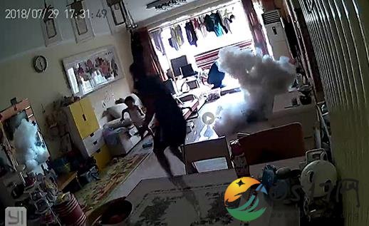 滑板车充电爆炸 庆幸的是屋里的人都逃开了