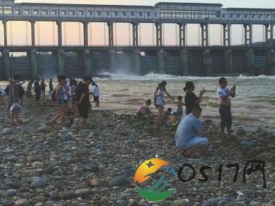网红沙滩再发事故 事故并没有引起游客的注意