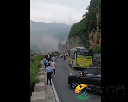 山体崩塌前10分 当时的情况是相当的危险