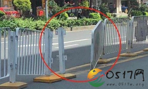 暖男心疼女同事绕路 结果就拆了道路护栏