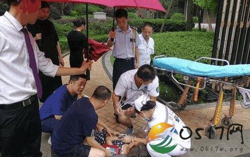 女子被金毛撞昏命危 但却没有监控记录当时的情况