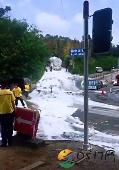 大连一油罐车漏油 事故原因还在调查中