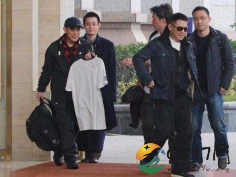 李连杰雇哥哥工作 两人长得简直太像了