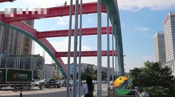 男子爬拱桥逼见女友 只因女友提出了分手