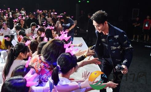 王凯化身电台dj开唱 与粉丝共同庆祝生日