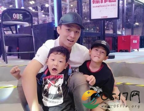郑爽男友自爆正面照 情人节男友曾接郑爽下班
