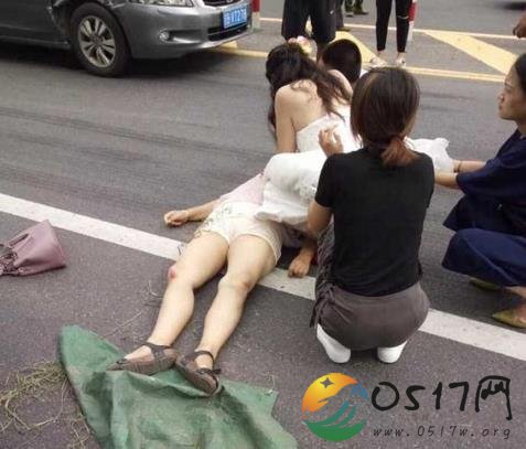 护士穿婚纱救人 简直就是最美新娘