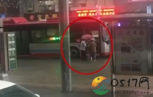 司机撑伞接大娘被赞 生活中还是好人多