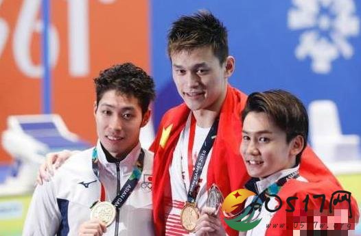孙杨回应领奖服风波 场外争议早就见怪不怪了