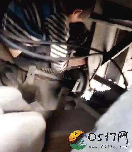 男孩扒车底8小时 被发现后拒绝从车底出来