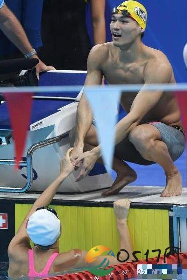 男女4X100米混合泳中国夺冠 恭喜两位运动员