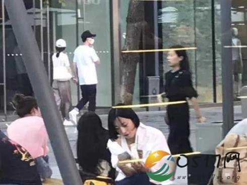 冯绍峰赵丽颖疑似恋情曝光 只因网友偶遇两人牵手逛街