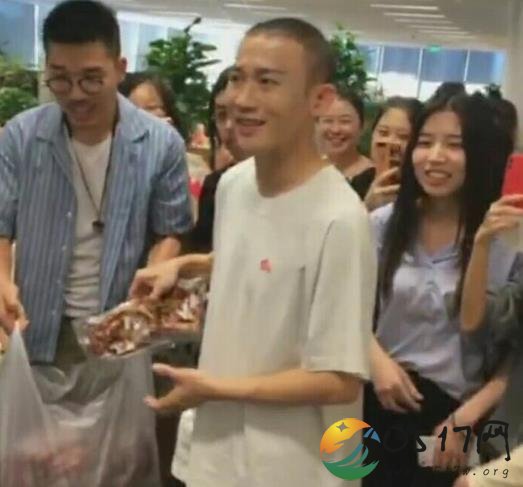聂远慰问粉丝发猪蹄 简直太可爱了