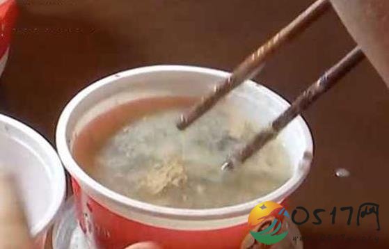 男子叫外卖吃出20条虫 是不是觉得很恶心