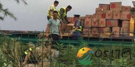陕西苹果货车侧翻 民警群众帮忙捡苹果减少损失