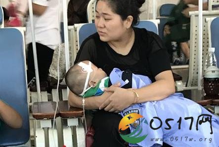 民警看望输液儿子 只愿警服能够带给孩子温暖