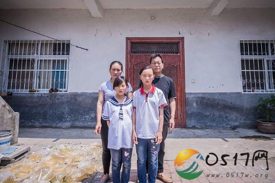 双胞胎撑起整个家 只因家人都患有重病