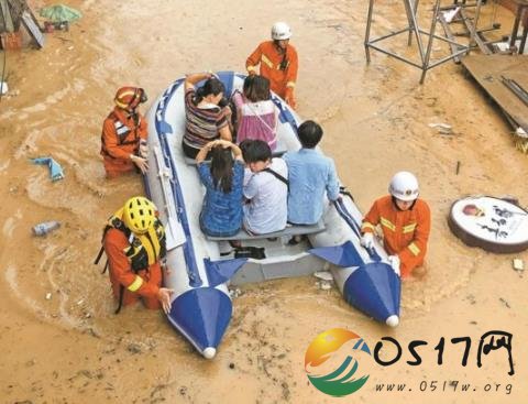 深圳连续下特大暴雨 城市出现积水消防官兵积极抢险