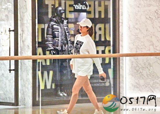 李亚男挺孕肚被拍 不知宝宝是男宝还是女宝