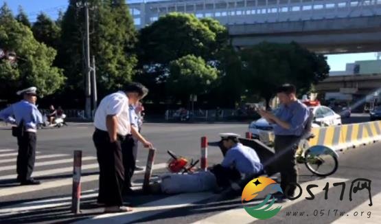 警民撑伞摔倒老人 暖心一幕被市民拍下