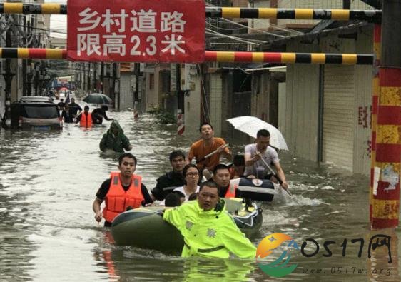 广东汕头水灾现场曝光 积水能达到半人深