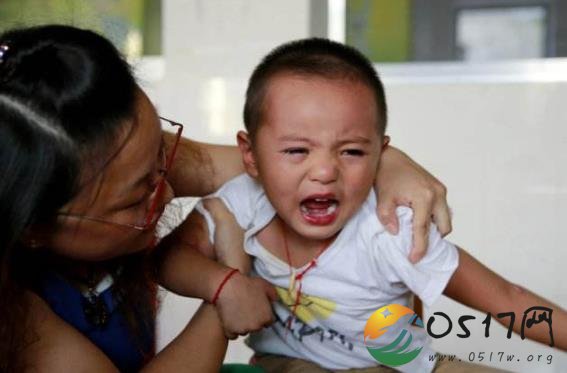 幼儿园开学第一天 孩子与家人分离后总是会哭泣