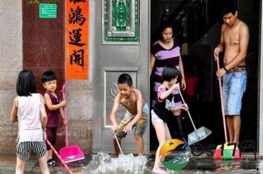 广东汕头积水渐退 民众正清理家中的积水
